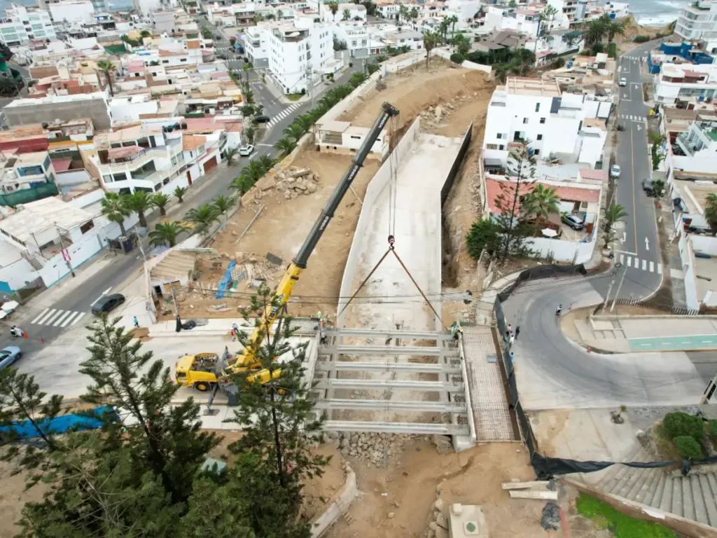 Izaje y lanzamiento de viga de concreto para puente con grúas telescópicas.